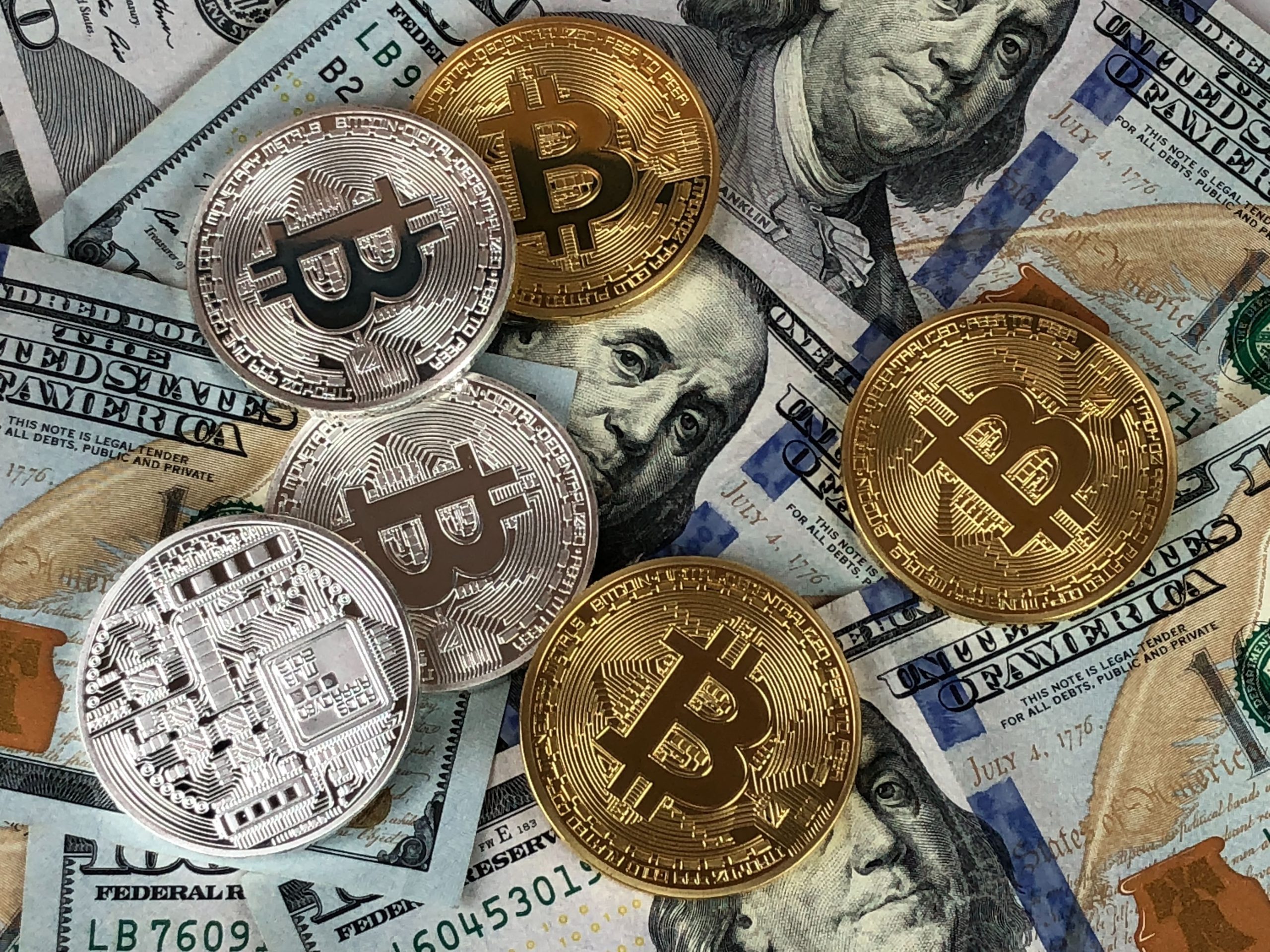 Illustration de plusieurs pièces de Bitcoin et de dollars américains